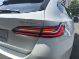 また、BMW正規認定中古車は、エマージェンシーサービスが自動付帯。24時間365日、皆様のカーライフをサポート致します。確かな安心のうえで、「駆けぬける歓び」をご堪能ください。