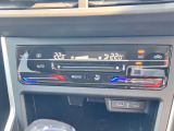 2ゾーンフルオートエアコン。運転席と助手席で個別に温度調整ができるため、同乗者それぞれが快適に過ごせます。タッチコントロールはスマートフォンのような感覚で操作できます。
