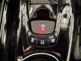 【電動パーキングブレーキ】パーキングブレーキを指先だけで操作可能です!力の弱い人にも安心してブレーキをかけていただけます!