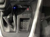 【電動パーキング】ボタンひとつでパーキングON。女性の方や運転に慣れていない方にも安心.