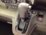 インパネシフトを採用しているので、前席の足元も広々としています。運転席と助手席の行き来もスムーズです!