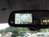 上から見下ろす感覚で駐車出来る「アラウンドビューモニター」装備です。映像はルームミラーに映ります。 ・対応のナビを取り付けるとナビ画面に映すことも可能です。