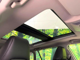 【大型サンルーフ】車内の解放感が一気に上がる大型のパノラマルーフ!季節を問わず開放的で快適なドライブをお楽しみいただけます。流通量も少なく希少価値の高い人気の装備です♪