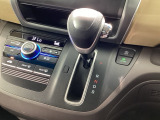インパネシフトを採用しているので、前席の足元も広々としています。運転席と助手席の行き来もスムーズです!