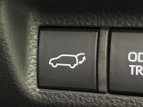【パワーバックドア】スマートキーや運転席のボタンを押すだけでリアゲートが自動で開閉します!荷物を持っている時や、高い位置にあるバックドアを閉める際に便利な機能です♪