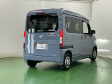 後席の窓には外から車内が見えにくくなるプライバシーガラスを採用。周りを気にせずリラックスして過ごせます