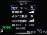 レーンディパーチャーアラートとは車線、又は走路からの逸脱の可能性を警告すると共に、車線、又は走路からの逸脱を避けるためのハンドル操作の一部を支援する機能です。詳細は販売店スタッフまでお尋ね下さい。