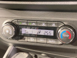 【オートエアコン】一度お好みの温度に設定すれば、車内の温度を検知し風量や温度を自動で調整。暑い&hellip;寒い&hellip;と何度もスイッチ操作をする必要はありません。快適な車内空間には必須の機能ですね♪