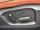 運転席にはシートの前後・上下、リクライニングなどを細かく調整できるパワーシートを装備。ドライバーの体格に合わせた最適なドライビングポジションを簡単に設定できます。