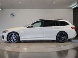 BMWではロングホイールベースの採用をしており、すべての車種に適用され、走行中の安定感の向上されております。また室内空間の広さにも貢献しております。