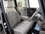 運転席のスペースはゆったりしていて、視界も広く確保されているので普段の運転からロングドライブまで快適です。
