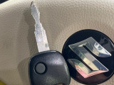 【キーレス】少し離れた場所からでもボタン一つでドアの開錠・施錠ができるのでとっても便利!ドアの鍵穴周りに傷をつけることもありません♪