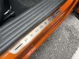 乗車口足元にはPEUGEOTのロゴ入り。
