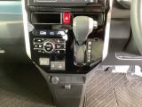 足元スッキリ、インパネシフトです。パーキングブレーキは電子制御パーキングブレーキタイプなので、運転席と助手席の間がスッキリしています。