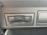 ETCユニットはグローブボックスの中に装着されています。こちらの車両はDSRC(ETC 2.0)に対応していますので、渋滞情報などリアルタイムでナビに反映されます。