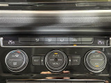 【左右独立温度コントロール式フルオートエアコン(DUAL/SYNC)】運転席側と助手席側でそれぞれ自由に温度設定ができ、快適な風量やモードなどを自動調整します!
