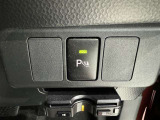 コーナーセンサーを車の前後に装備。障害物までの距離に応じて警告音を変えてお知らせ。縦列駐車時や駐車場・車庫などでの取り回しをサポートします。詳細は販売店スタッフまでおたずねください。