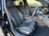 シートはホールド性も高く快適な運転をサポートします。シート材質はアルカンタラアンドテップレザー