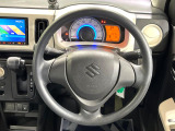 インテリアに合わせたデザインのステアリングは、運転される方のことも考え、運転しやすい形状、大きさです。是非一度、実際に触ってお確かめください。