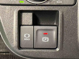 指先だけで簡単に操作が可能な電動パーキングブレーキを採用。「HOLD」スイッチを押すと、渋滞や信号待ちなどでブレーキペダルから足を離しても、ブレーキを保持するので安心です