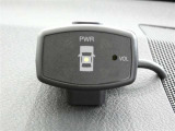 コーナーセンサーを車の前後に装備。障害物までの距離に応じて警告音を変えてお知らせ。縦列駐車時や駐車場・車庫などでの取り回しをサポートします。詳細は販売店スタッフまでおたずねください。