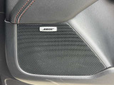 フロントドアに設置されたBOSEスピーカー。専用設計されたサウンドシステムが、車内全体を臨場感あふれるクリアなサウンドで満たし、上質な移動空間を演出します。