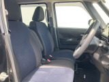 ◆前面ドア運転席◆ドアの開口が広く乗降ラクラク。シートの幅も広く運転していてもストレスを感じません。足元も広く快適なドライブを演出してくれます。