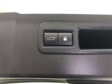 【ハンズフリーパワーバックドア】両手が荷物でふさがっている時でも、キーを携帯している状態であれば、リヤバンパーの下に足を出し入れすることでバックドアの自動開閉が行えます。