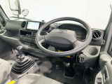 高いホールド性で運転姿勢が安定します。長距離ドライブでも疲れにくいのが魅力です。快適なドライビングライフをお送りください♪