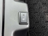 座面を素早く温めてくれるシートヒーターのスイッチ。寒い日のドライブも、乗り込んですぐに快適な温かさで体を包み込みます。