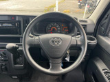 インテリアに合わせたデザインのステアリングは、運転される方のことも考え、運転しやすい形状、大きさです。是非一度、実際に触ってお確かめください。