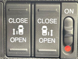 【両側パワースライドドア】スマートキーや運転席のスイッチで後席両側スライドドアの開閉が可能♪電動だから力を入れてドアを開ける必要が無く、小さなお子様でも簡単に開け閉めでき快適です♪