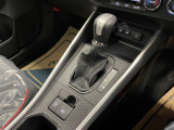 操作しやすいATシフトです♪シフトチェンジを気にしなくていいので運転だけに集中できますね!自然と手に届くところにある、手になじむ形状のシフトノブがいいですね♪