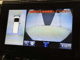パノラミックビューモニターを装備。駐車場や交差点でクルマを真上から見るように周囲を確認できます。機能の詳細は販売店スタッフまでおたずねください。