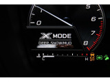 X-MODEは路面に応じてモードを選択するだけで4輪の駆動力やブレーキなどを最適にコントロール。悪路からのスムーズな脱出をサポートします。