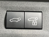【パワーバックドア】スマートキーや運転席のボタンを押すだけでリアゲートが自動で開閉します!荷物を持っている時や、高い位置にあるバックドアを閉める際に便利な機能です♪