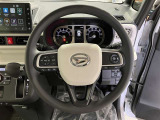 ステアリングから手を離さず、運転に集中したままオーディオ等の操作ができます。