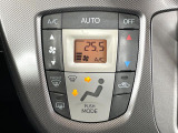 【オートエアコン】一度お好みの温度に設定すれば、車内の温度を検知し風量や温度を自動で調整。暑い&hellip;寒い&hellip;と何度もスイッチ操作をする必要はありません。快適な車内空間には必須の機能ですね♪