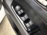 パワーウィンドウやドアミラーのスイッチ等は運転席右側へ集中してます