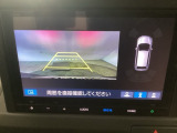 【バックカメラ】運転が苦手な方も車庫入れラクラクです!ギアをリバースに入れれば自動的に切り換わりますので、面倒な操作は不要です♪狭い駐車場もお車を傷つけず安心ですね!