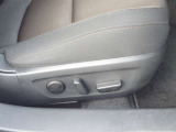 【パワーシート】電動なので、きめ細かい調整ができます!自分自身の運転姿勢に合わせた、適切なドライビングポジションが確保できます♪