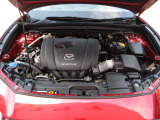 「SKYACTIV-G(ガソリン)」は、規格外の高圧縮を実現し、世界のエンジン技術者に驚きを与えました。さらに、それを維持したままノッキングの発生を抑え、熱効率を向上、走りにも寄与したエンジンです。