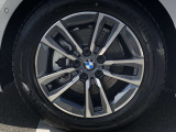 BMW純正17インチホイール。洗練されたデザインで、足元の個性を引き立てます。