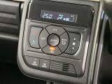 【オートエアコン】一度お好みの温度に設定すれば、車内の温度を検知し風量や温度を自動で調整。暑い&hellip;寒い&hellip;と何度もスイッチ操作をする必要はありません。快適な車内空間には必須の機能ですね♪