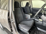 運転席/助手席です。姿勢が崩れず正確なステアリング操作で安心です。