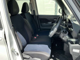 運転席まわりです。実際に座ってみて、乗り心地を体験してみてください。