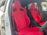 【専用スポーツシート】ホールド性に優れ、カーブ時の体が流れを抑制してくれます。また、体にフィットするから腰や背中が疲れにくく、ロングドライブや高速走行でも快適にお過ごしいただけます♪