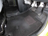 内装工程では、中古車を気持ちよくお乗りいただけるよう清掃しております。シートの洗浄はもちろん、ニオイの元となるフロアカーペットまで洗浄・消臭を実施。