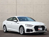 ●Audiが最初に採用したLEDポジショニングランプ。シャープなラインで昼間でも点けていたいと思うほど上品でオシャレです。夜間走行時はさらに目立ちます!
