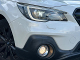 【LEDヘッドライト】悪天候や夜間走行時も良好な視界を確保し安心して運転できる高輝度LEDヘッドライトを装備!点灯速度が早く、消費電力も抑えられています。